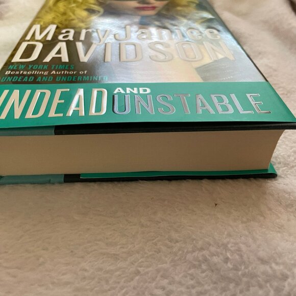 Undead and Unstable by MaryJanice Davidson (2012, Hardcover) Queen Betsy VG Cond - Picture 7 of 7
